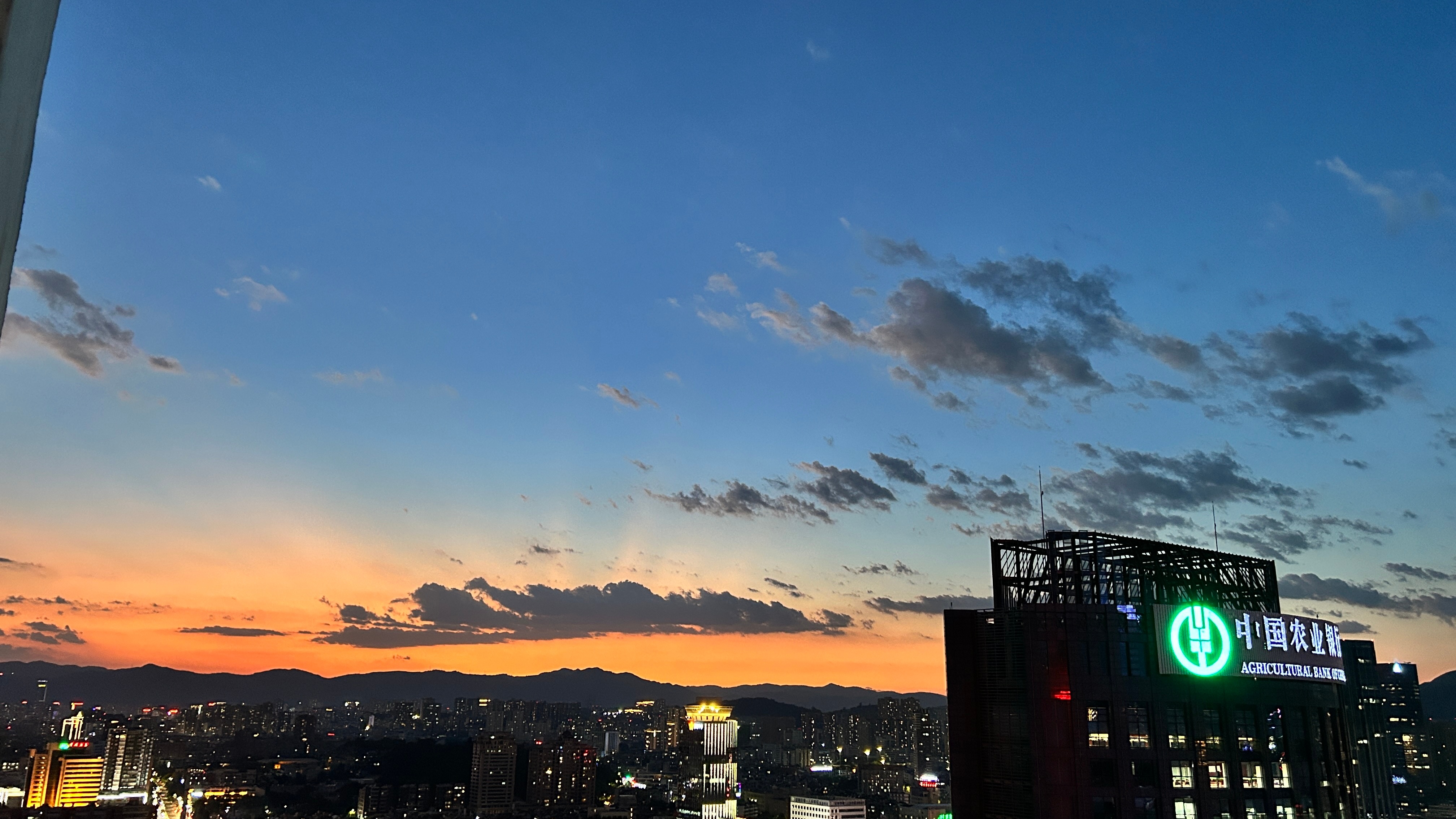 八点半的夕阳🌇 