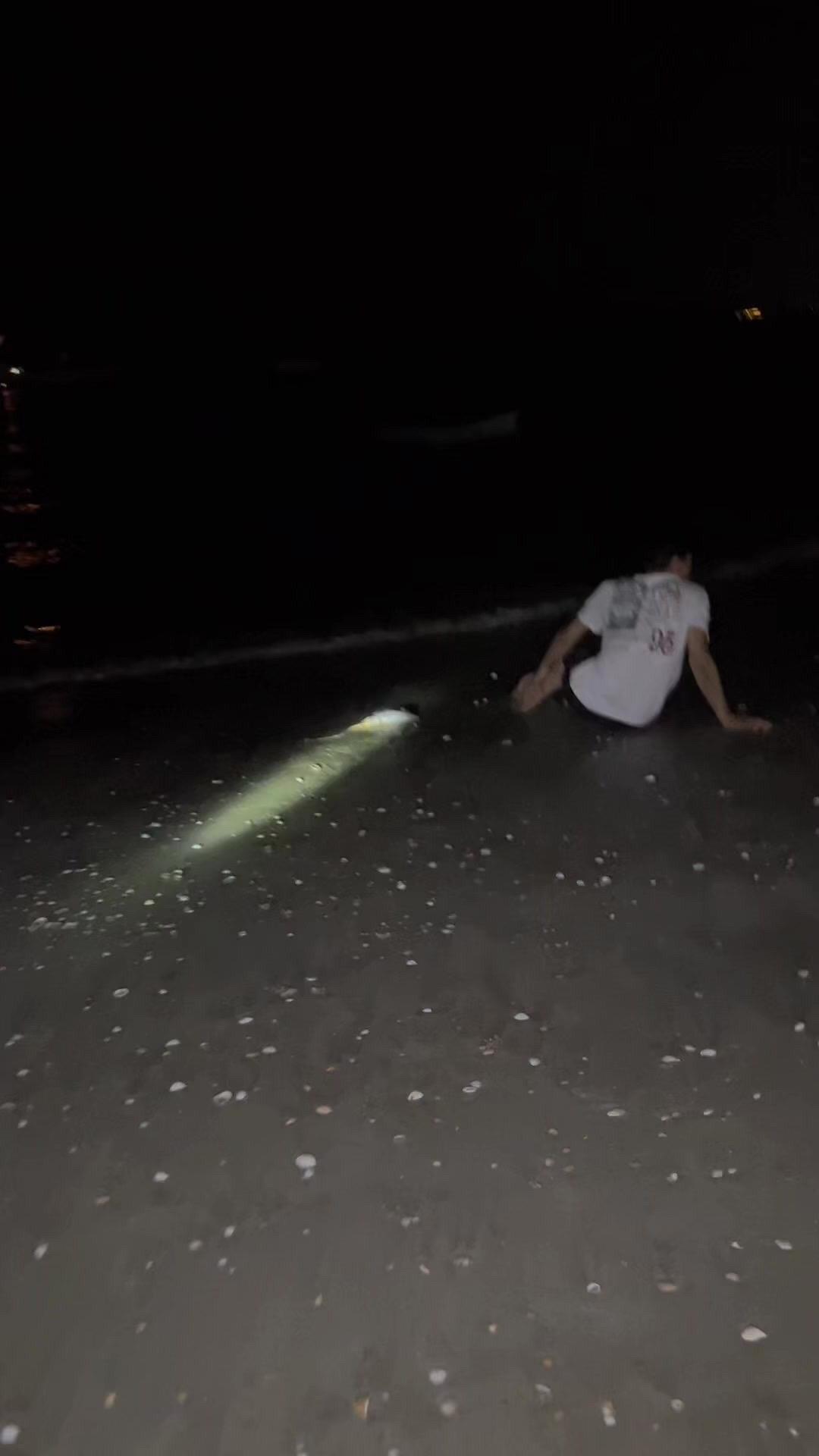 渔民朋友说这是魔鬼鱼，看着它痛苦扭动的样子，我的心都揪起来了。不知道它是被网罩住