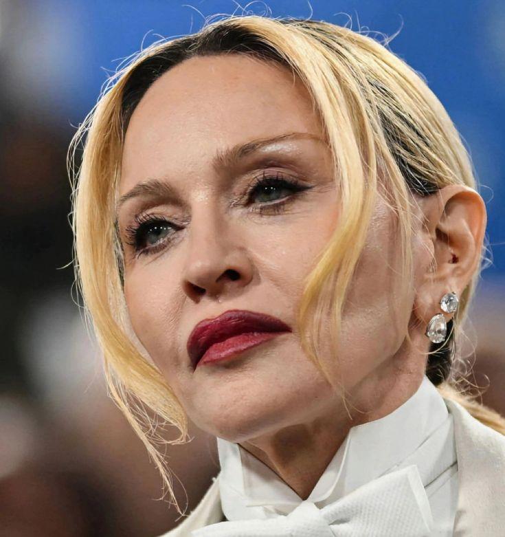 67岁的麦当娜依旧是娱乐圈的焦点。她和29岁男友阿基姆的恋情充满戏剧性，2022