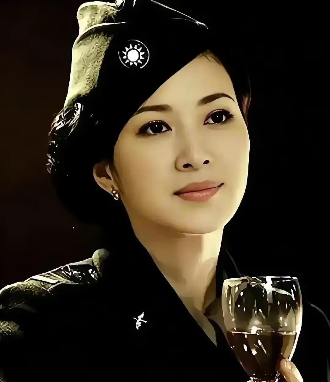 当年军统有个头号女特工向影心，跟日本军官跳舞，她笑着把沾了毒物的发卡别到他领子上