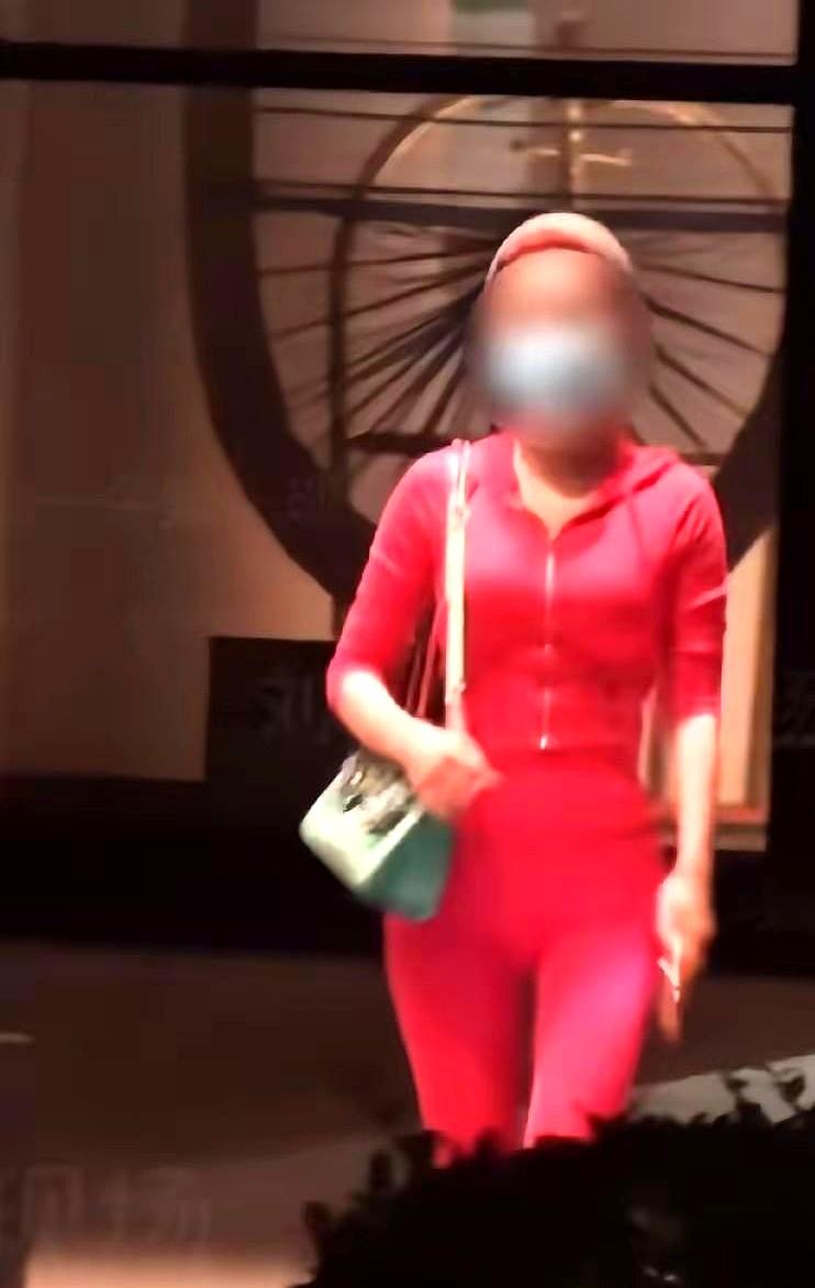 红衣女人到底是谁？
这波瓜又糊又热。

网传一段走廊视频，包贝尔与一位穿红衣的女