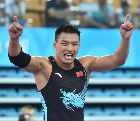 11月12日，来自山东莱芜的毕胜峰在十五届全运会男子自由式摔跤86公斤级比赛中获