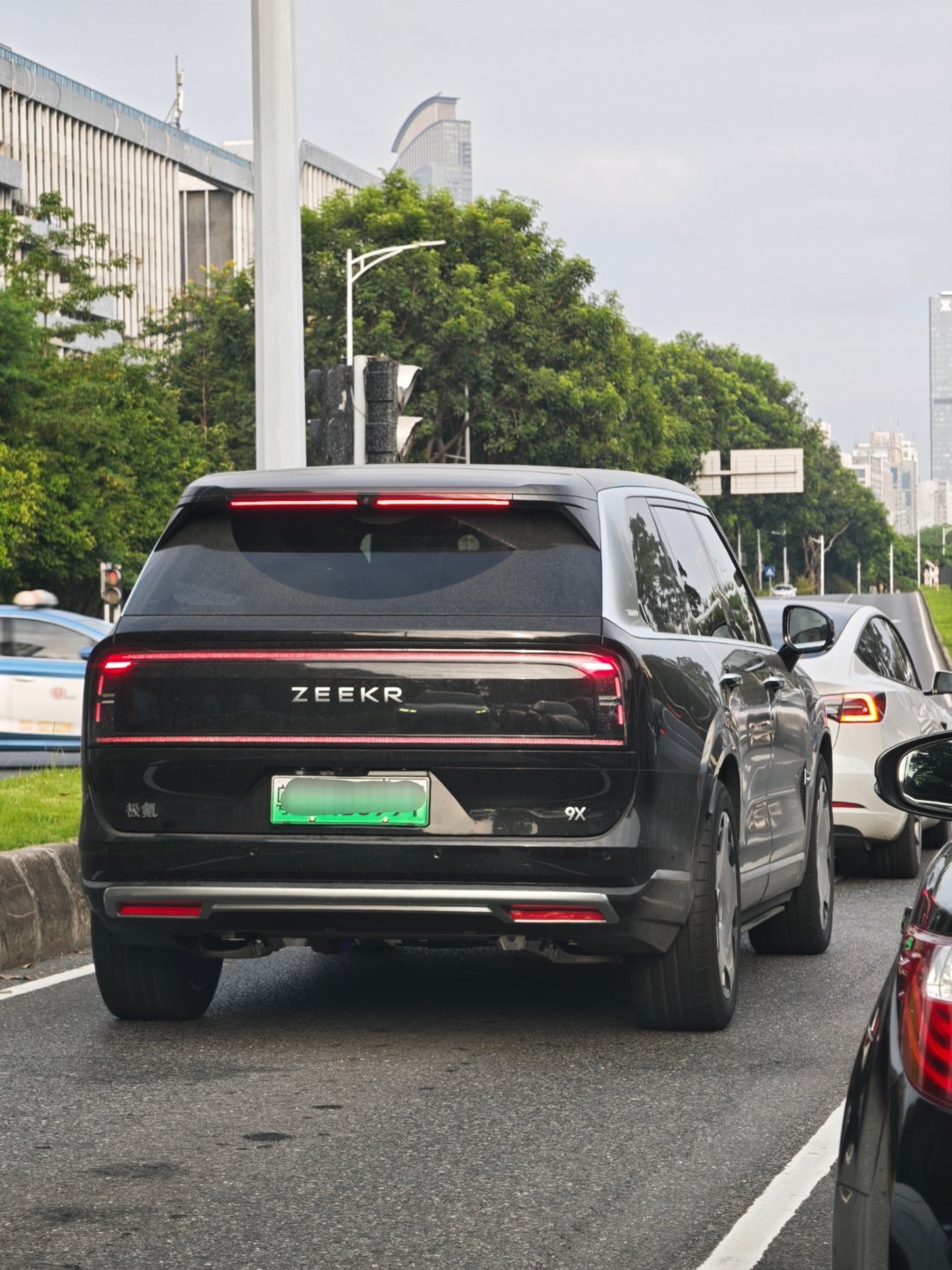 网友很喜欢吐槽极氪9x 屁股没气场，那实际上路后看看，是不是也挺带劲的？大v聊车