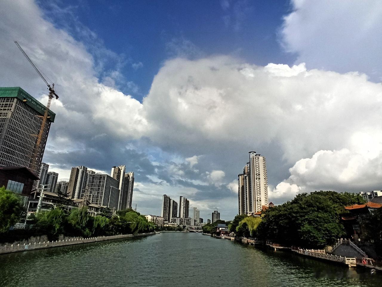 风和日丽，秋高气爽。近期，徐州天空刷屏，蓝天白云如洗，我也随手拍了几张，看看怎么