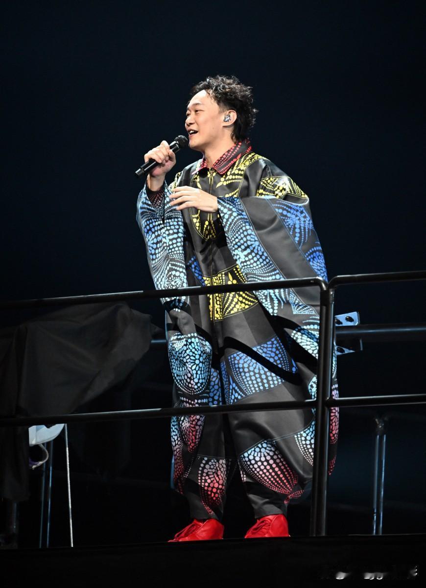 厦门的陈奕迅演唱会热潮刚过，没想到场外竟上演了一出“抓捕大戏”!👮‍♂️这位全