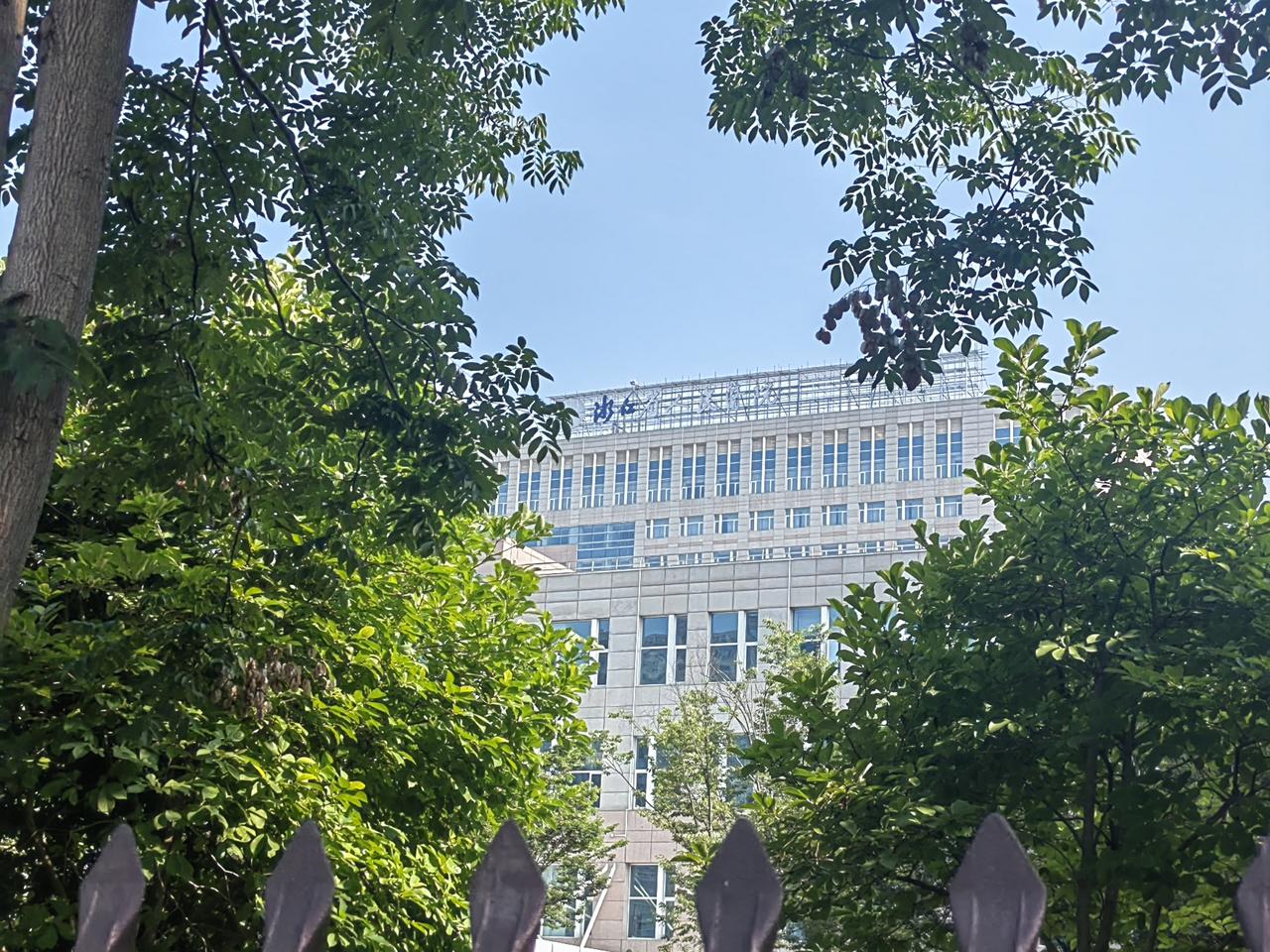 这家医院三级乙等医院，这两个“漏”是不是应该及时补一下！
1、门头医院名称怎么刷