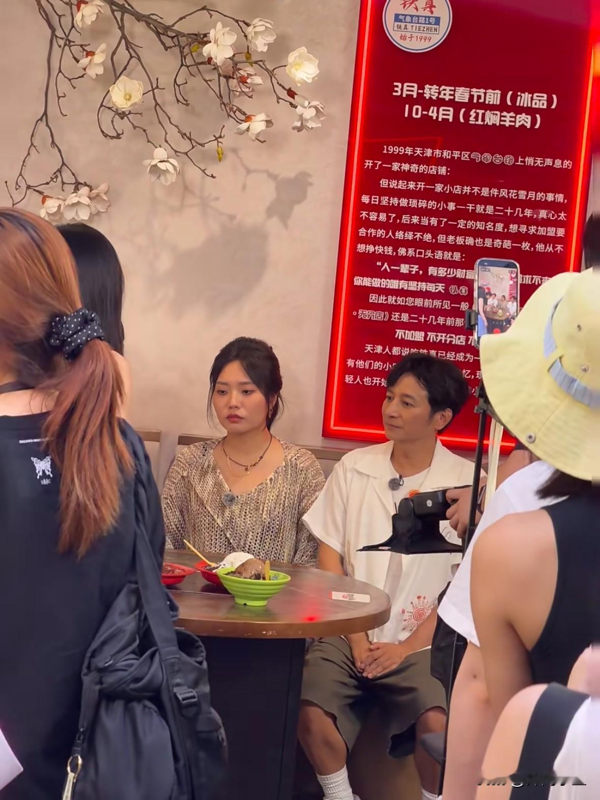 李维嘉、李雪琴、杜海涛现身餐馆录制！

一身简约白衬衫搭配短裤，见到场外粉丝热情