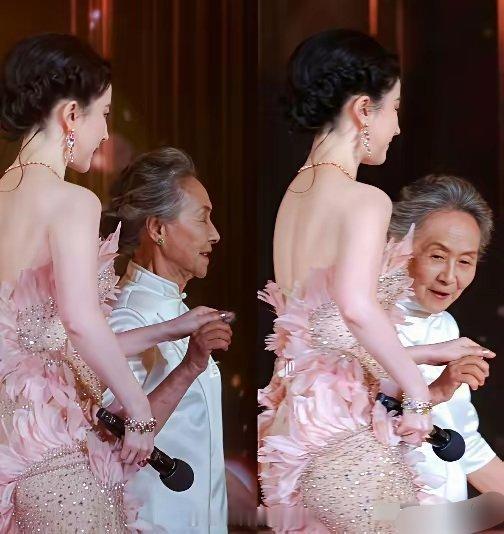 神仙姐姐的背会发光跨年晚会主持人告别单薄礼服