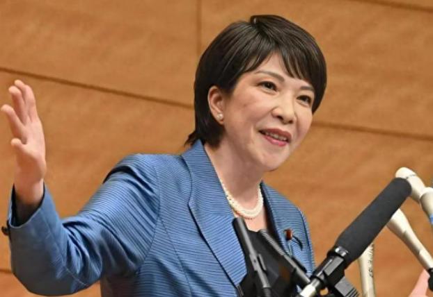 日本政坛刚闹了个大动静，高市早苗刚成了首个女首相，可没等大家夸两句她就把一手 “