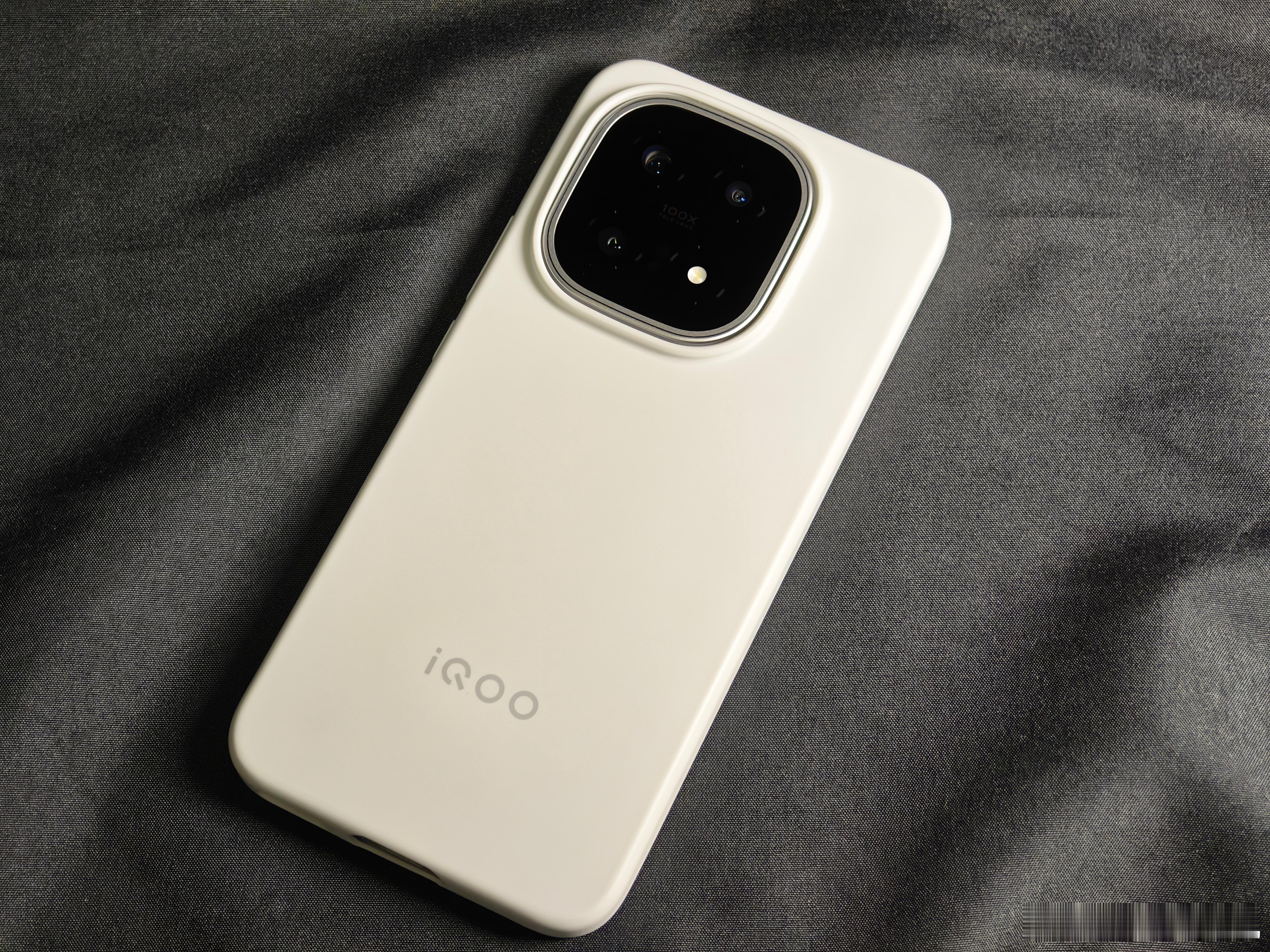 iQOO 15这个附赠手机壳不是透明的，白色传奇版送的壳是白色的硅胶壳，手感还挺