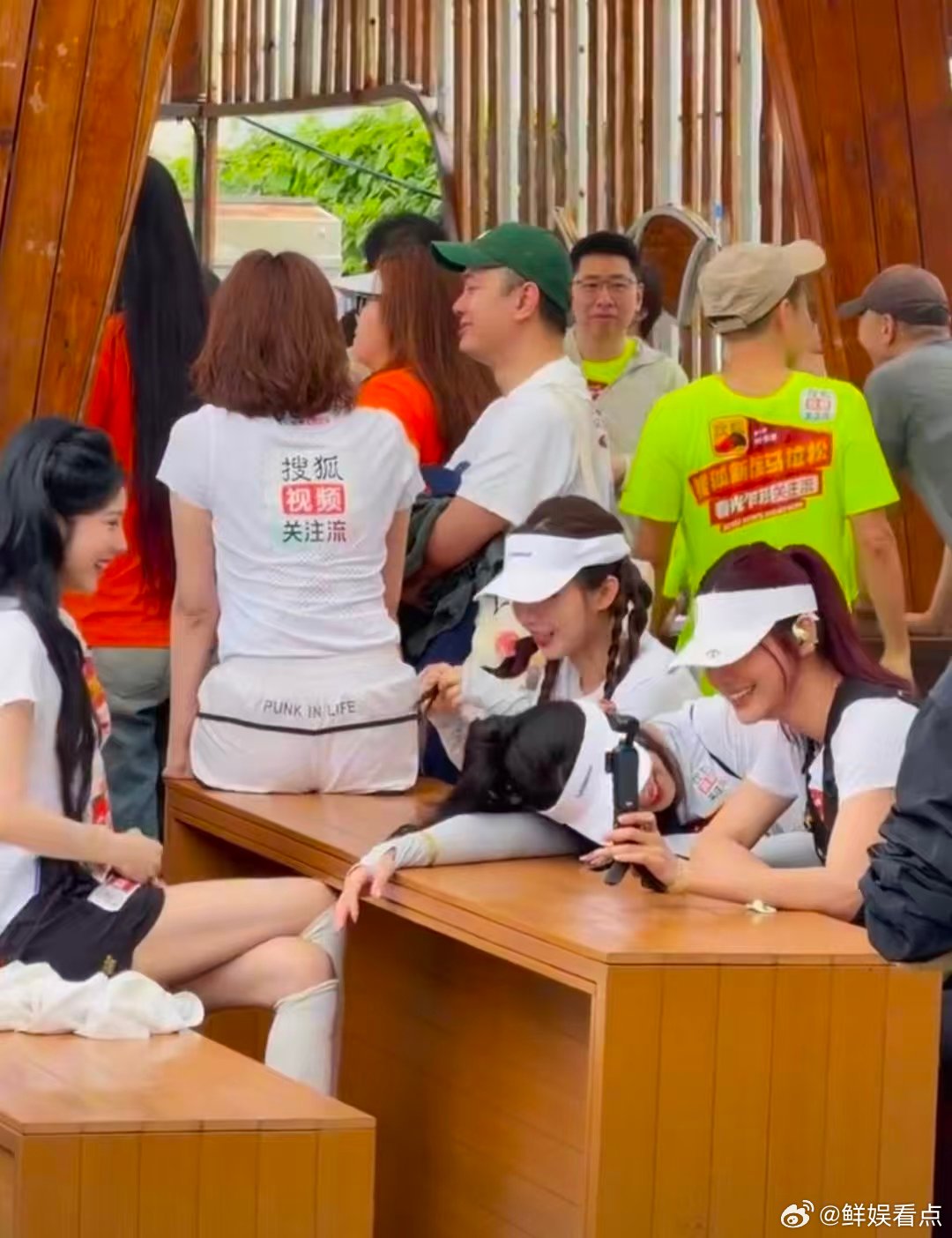 戴萌许杨玉琢曾可妮戴燕妮同框戴萌许杨玉琢曾可妮戴燕妮热聊惊喜偶遇婧妹合体，戴萌许