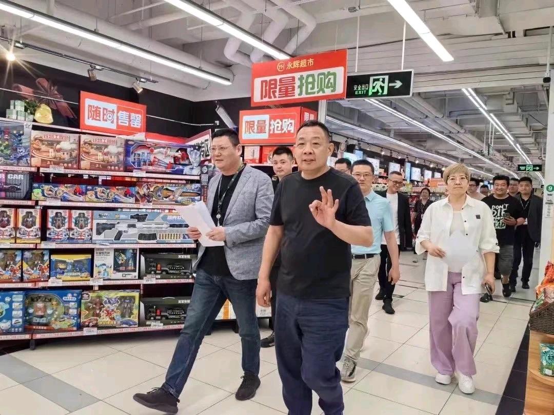 胖东来董事长于东来走访郑州永辉超市门店，引起了广泛关注，不少网友猜测此举意味着胖