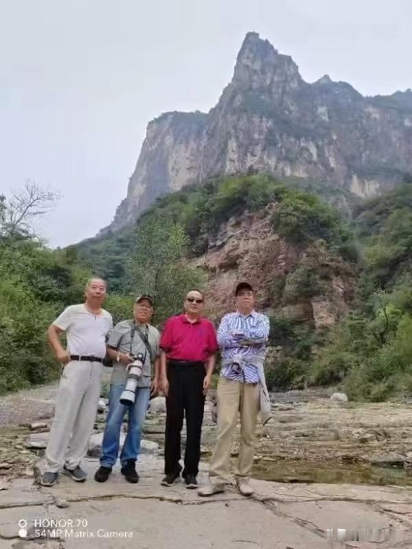 七律.古稀同侪共勉
               符进朝
七秩华龄称古稀，半生风
