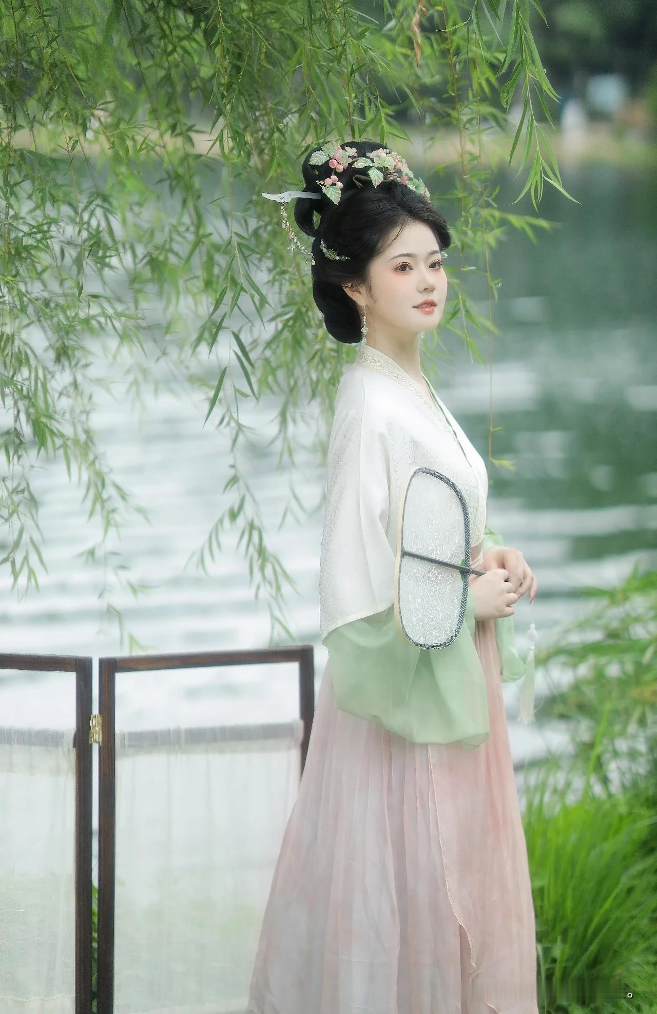 湖边汉服美人 湖边美人景 古风湖边风景