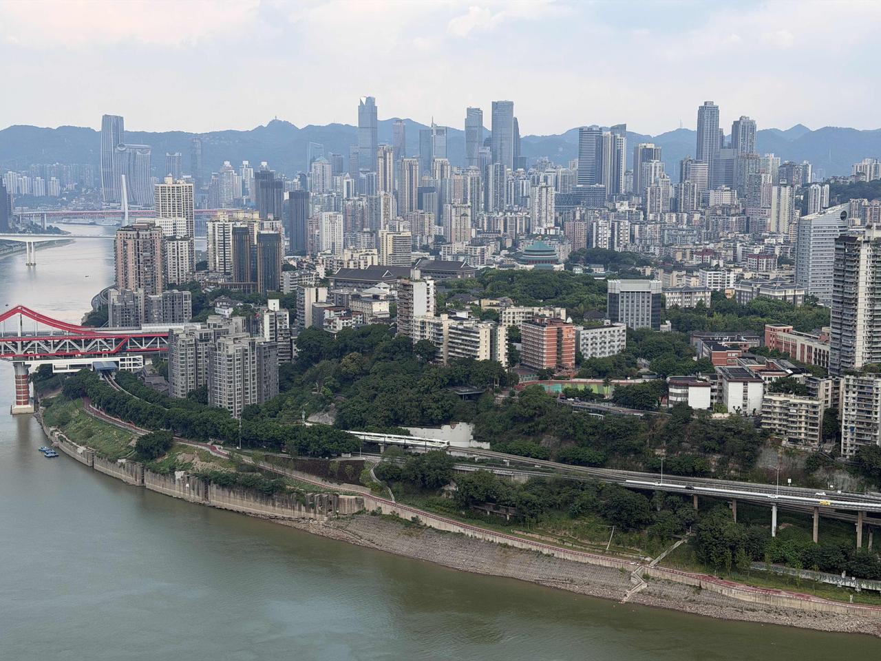重庆气象有点极端

今天公布的最高温度是38度，到了下午三四点钟，莫名其妙很多地