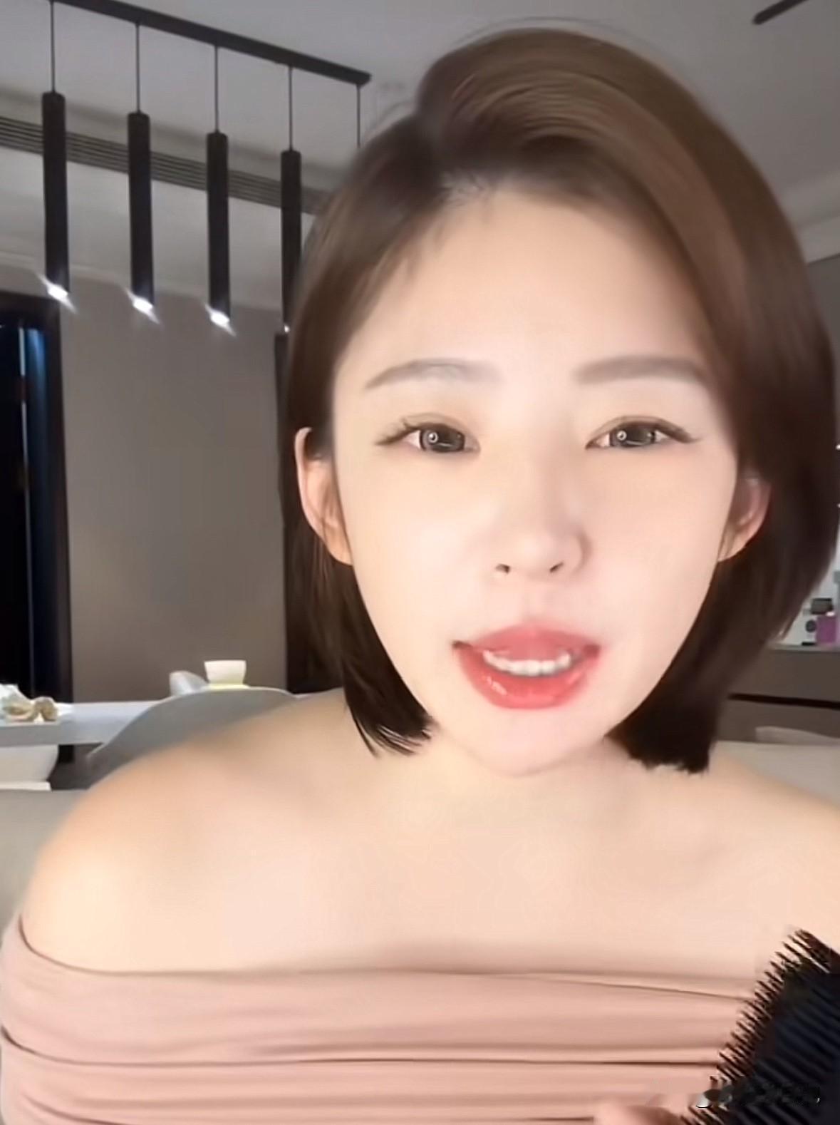 黄一鸣说，她是被姥姥养大的，生下来就没见过父亲，母亲八她丢给外婆也消失不见，她1