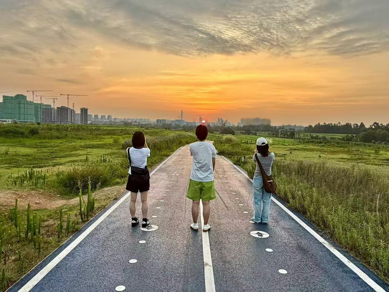 观日出的三姑娘。
今天清早 ，巧遇专门到锦江河畔看日出的三个小姑娘，帮她们拍了几