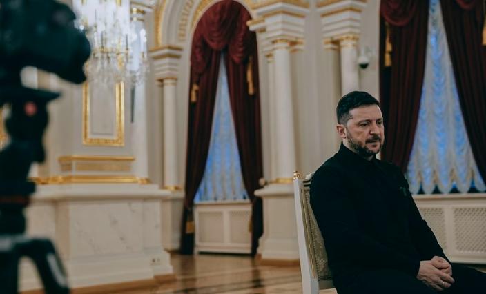 泽连斯基为何突然放低姿态？
 
近期特朗普政府抛出的新版28点和平计划，其核心内