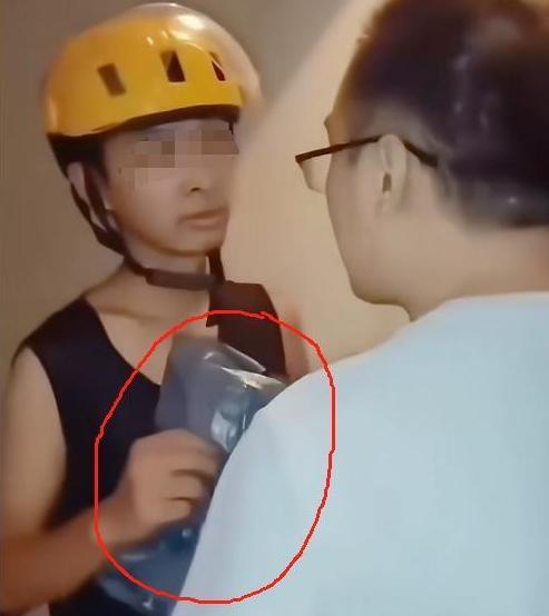令人后怕！7月26日，嘉兴一小区快递员把业主脖子“抹”了！原因是业主网购狸猫换太