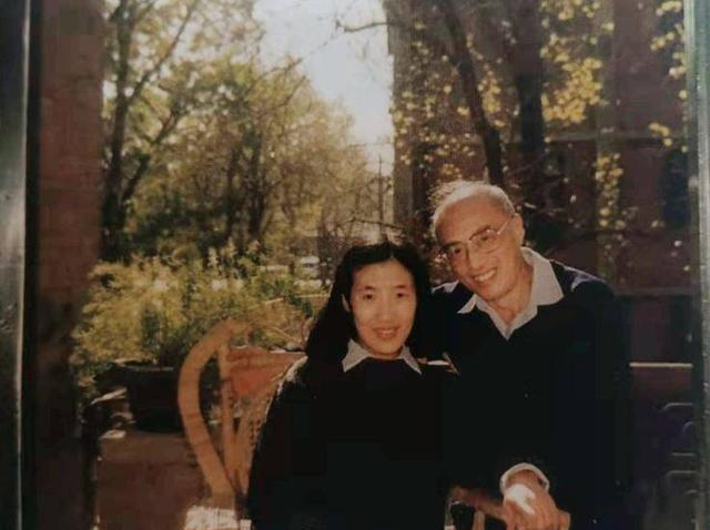 1986年，65岁的火箭专家 杨南生 娶了29岁的 张严平 。张严平的父母不同意