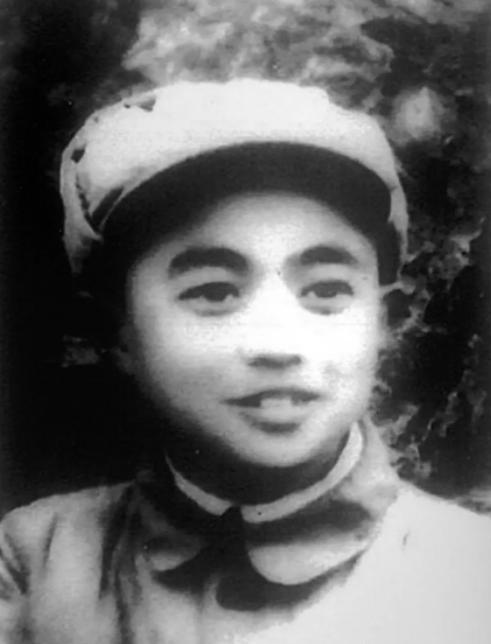 1939年的一天清晨，川岛谷川像往常一样，独自走在熟悉的巷子里，一个十四五岁的小
