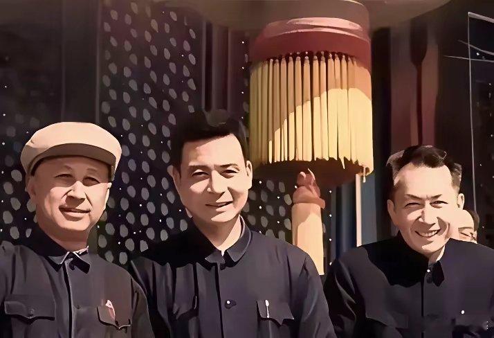 钱学森、邓稼先、朱光亚在天安门城楼上，笑容满面，他们是伟大的爱国科学家，民族的脊