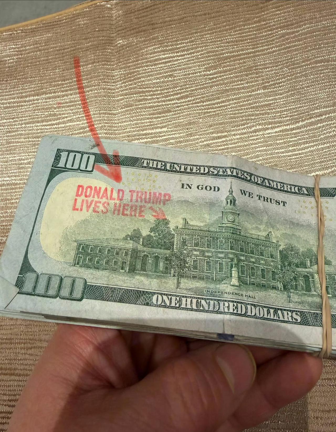 一位网友说，他收到一张美元纸币，上面被盖了字。原来美国也有这种现象。