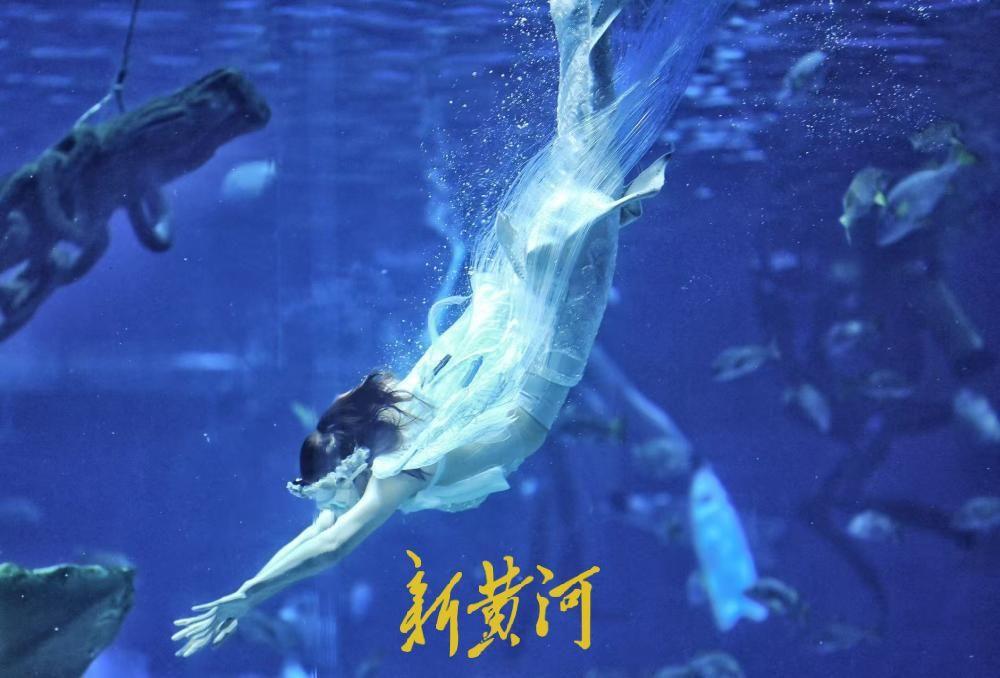 6月1日，儿童节当日恰逢济南高温来袭，户外出行热浪袭人，众多家长避开烈日骄阳，纷