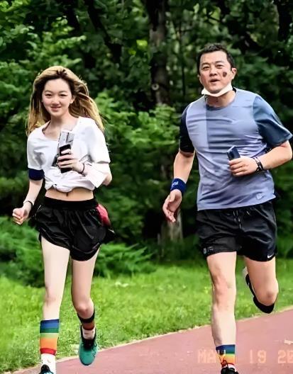 19岁李嫣抽电子烟 李亚鹏带女儿李嫣参加朋友聚会，被发现小姐姐熟练的抽“电子烟。