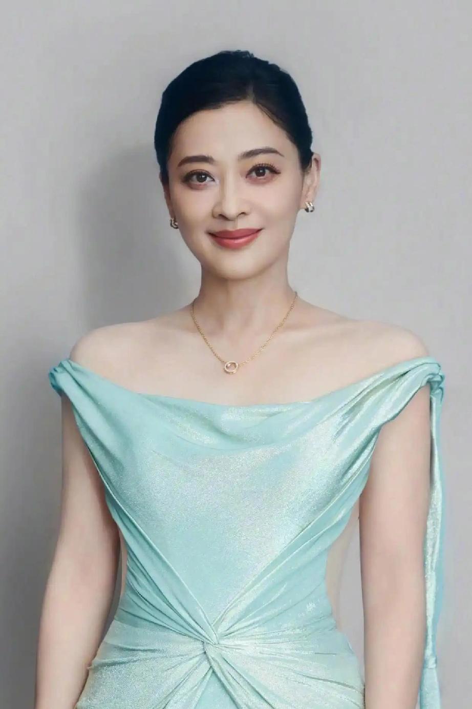 主持人问梅婷:“你在家里做过家务吗？”

梅婷摇头:“没有，他从来没有要求过我做