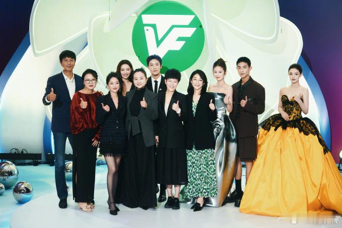 #周迅颖儿 女演员之间的惺惺相惜#白玉兰颁奖典礼昨天举行，周迅二封视后，同剧颖儿