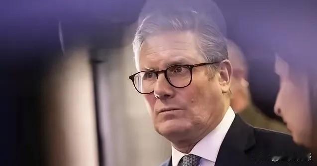 英国站起来了！英国首相斯塔默表示，格陵兰岛的未来应当是格陵兰自己和丹麦商量着来，