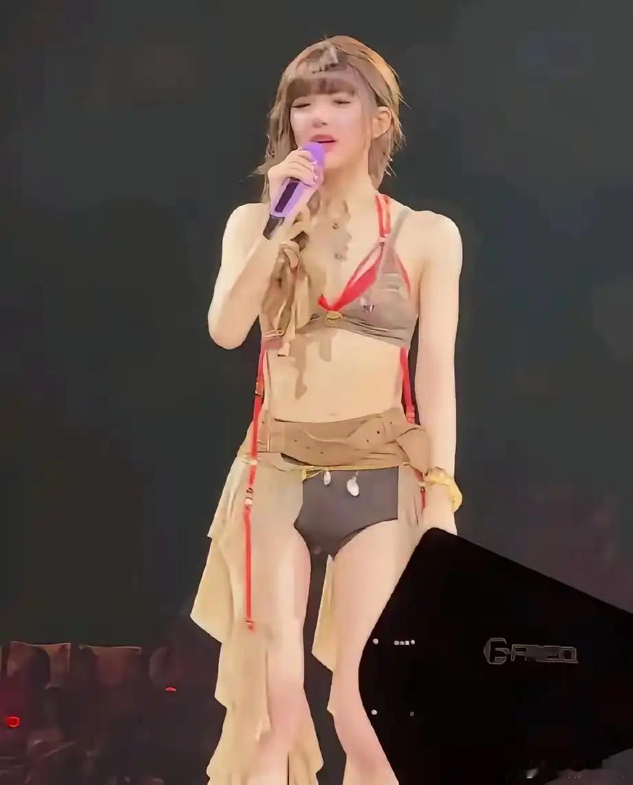 赵露思澳门演唱会穿衣打扮的风格和以前大不一样，走的都狂野性感路线，换了几套衣服，