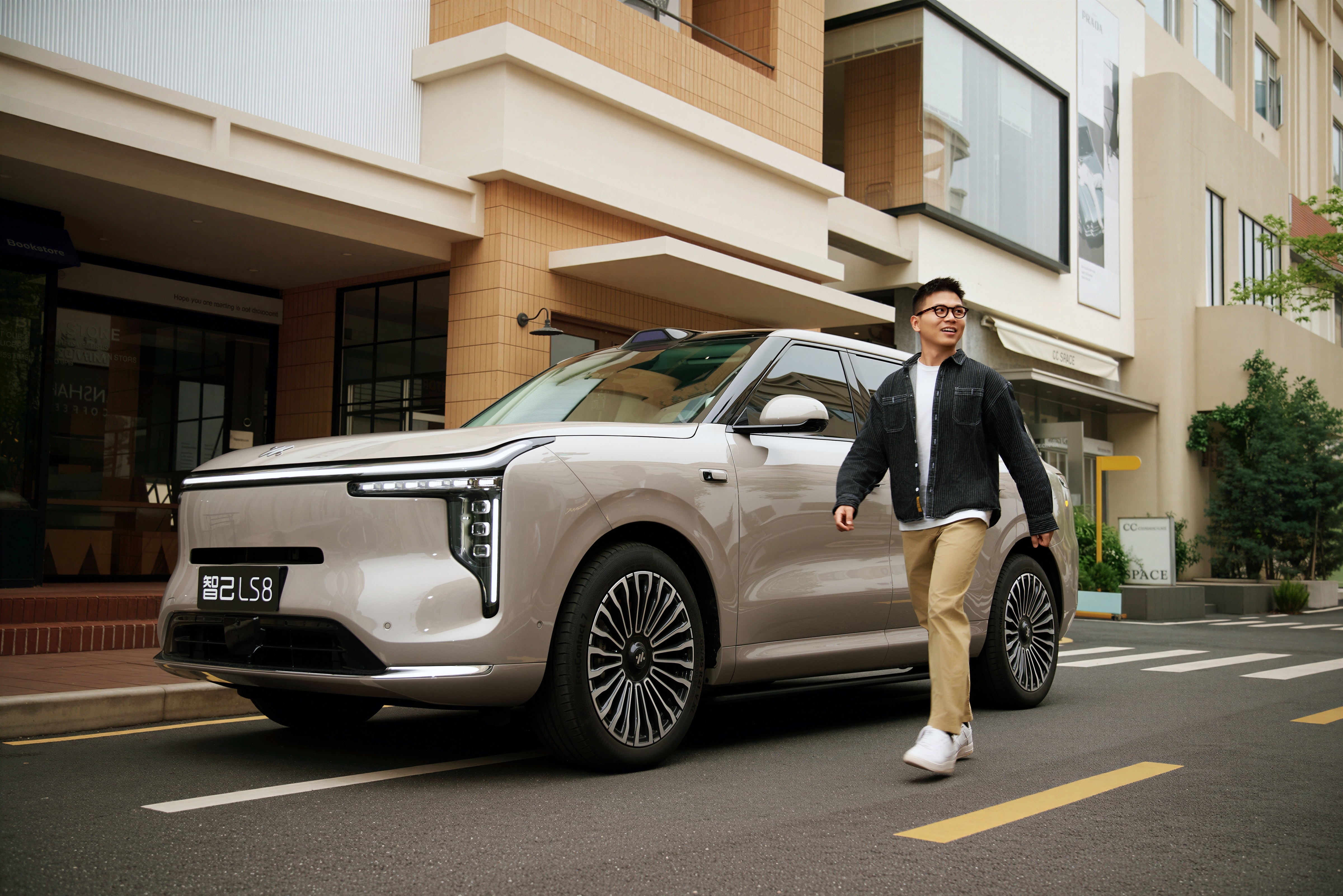 今天的工作是体验当代言人…野生的智己LS8将于4月16日上市