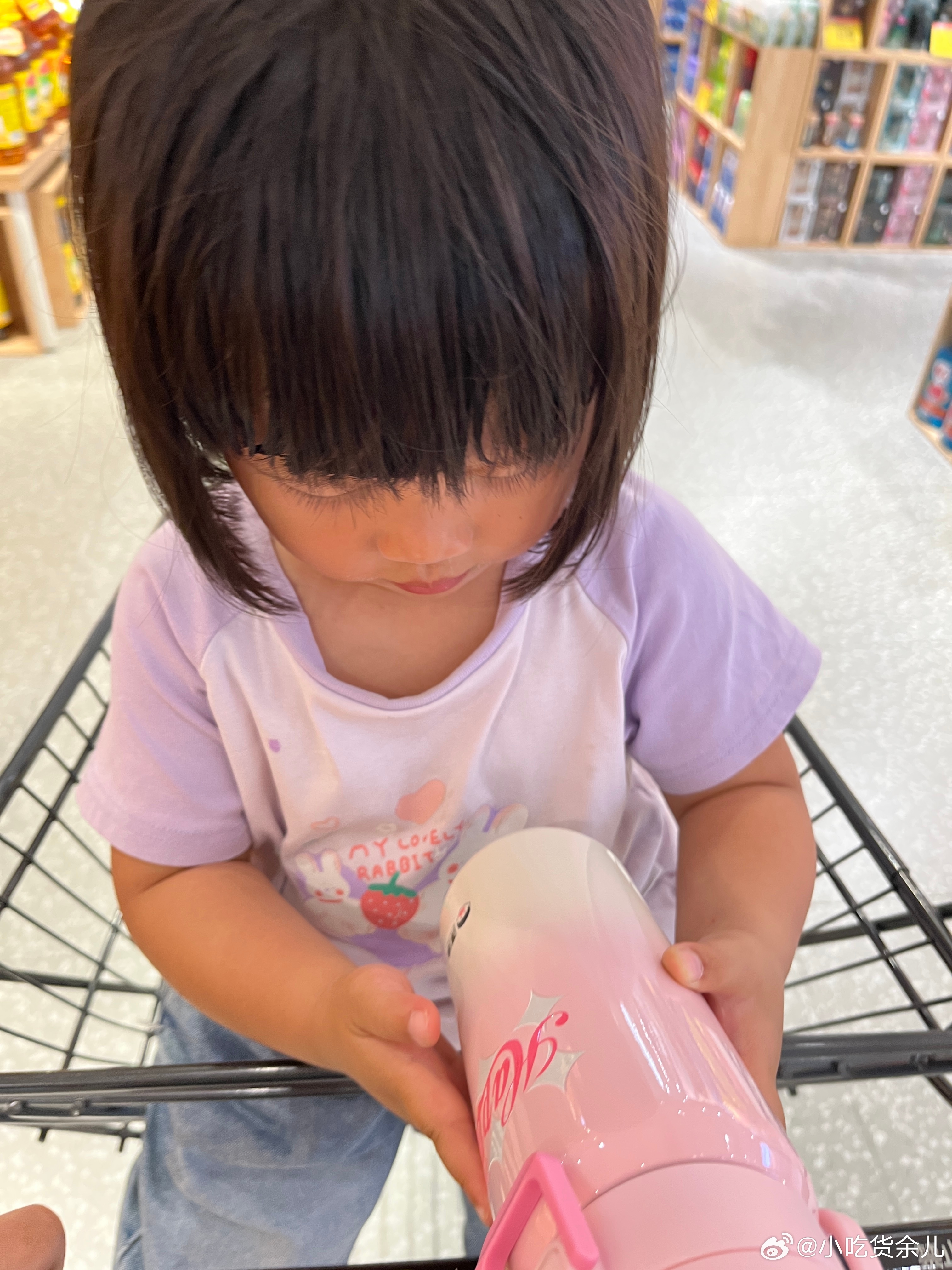 杯子经常摔，漏水。来超市给她买个新杯子，可喜欢这杯子了，我给她选了另外一个，她说