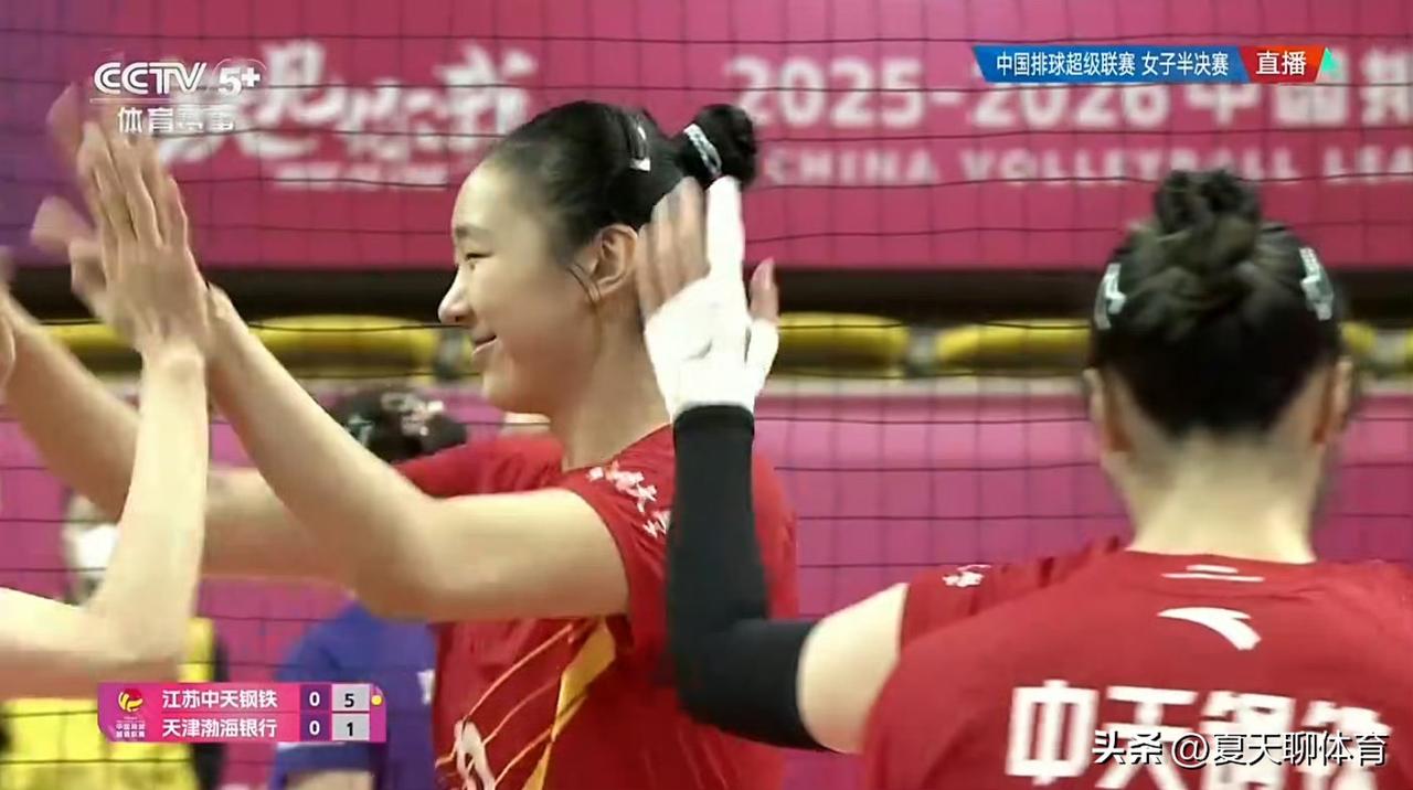 “无逆转不天津女排”的金句也不好用了！江苏女排金局的拦网跟开挂了一样，7-1的大