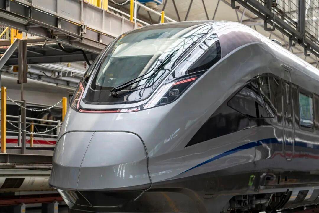 国铁头条【CRH6F型智能城际动车组亮相北京市郊铁路城市副中心线西段】备受瞩目的