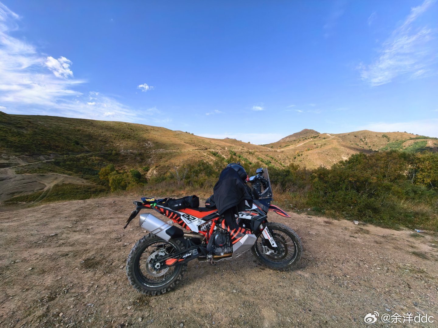 一口气海拔爬升一千米，全是非铺装，现在孤独的承包了一片山头，对adv属于硬耐力了