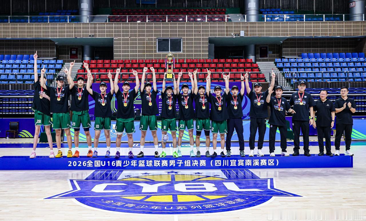 中国篮球协会青少部副部长王昕、宜宾市南溪区委书记瞿进为冠军颁奖保护我方广东男篮 