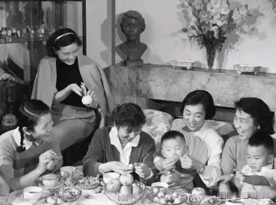 在舞台上，她们是风姿绰约的崔莺莺、是深情款款的梁山伯、是各具风华的越剧流派创始人