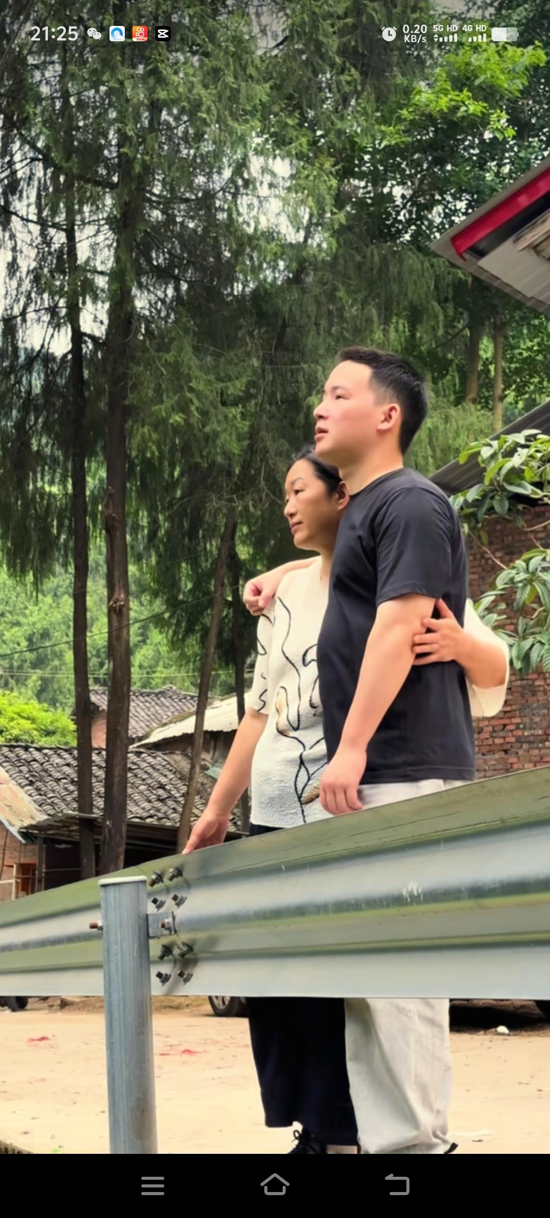 听闻谢浩楠的外公离世了。谢浩楠妈妈前两天发布了视频，视频里她和谢浩楠跪在坟前，为