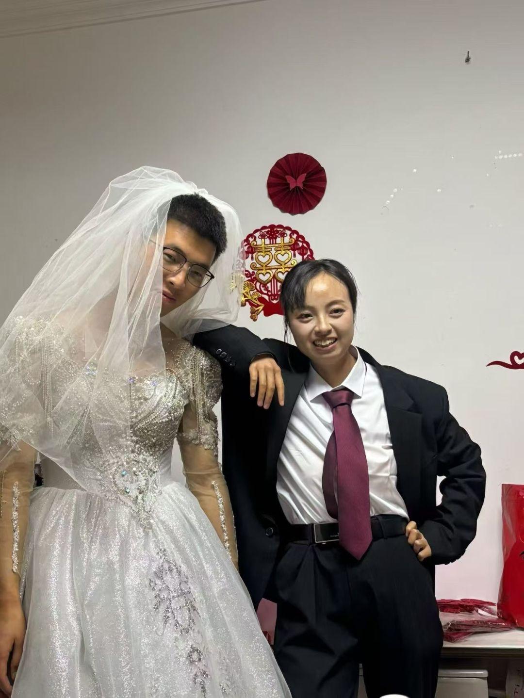 婚礼上闹了一出绝活儿：新郎被逼换上婚纱，新娘直接套上西装，一个娇羞躲在头纱后面，