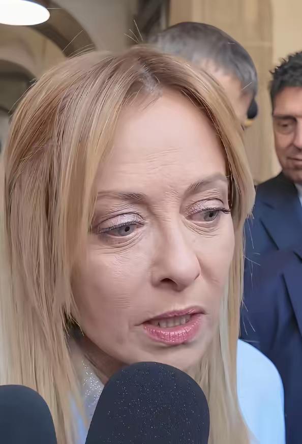 都说梅洛尼是欧洲政坛最美的女性领导人，但实话实说，49岁的梅洛尼，衰老痕迹已经藏