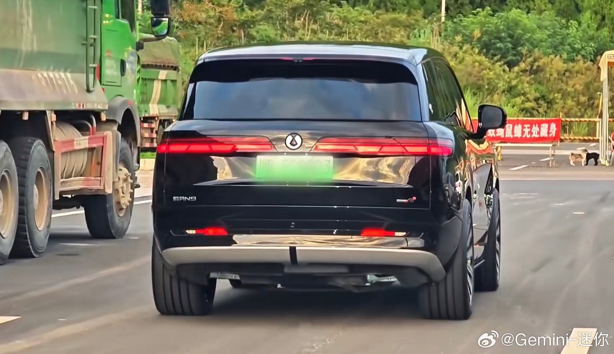 改了325胎宽的腾势N9，有点太过敦实了，后轮转向还能正常使用，能耗也没咋涨腾势