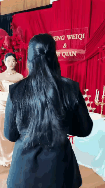 送的什么礼物，让新娘如此慌张[奸笑]