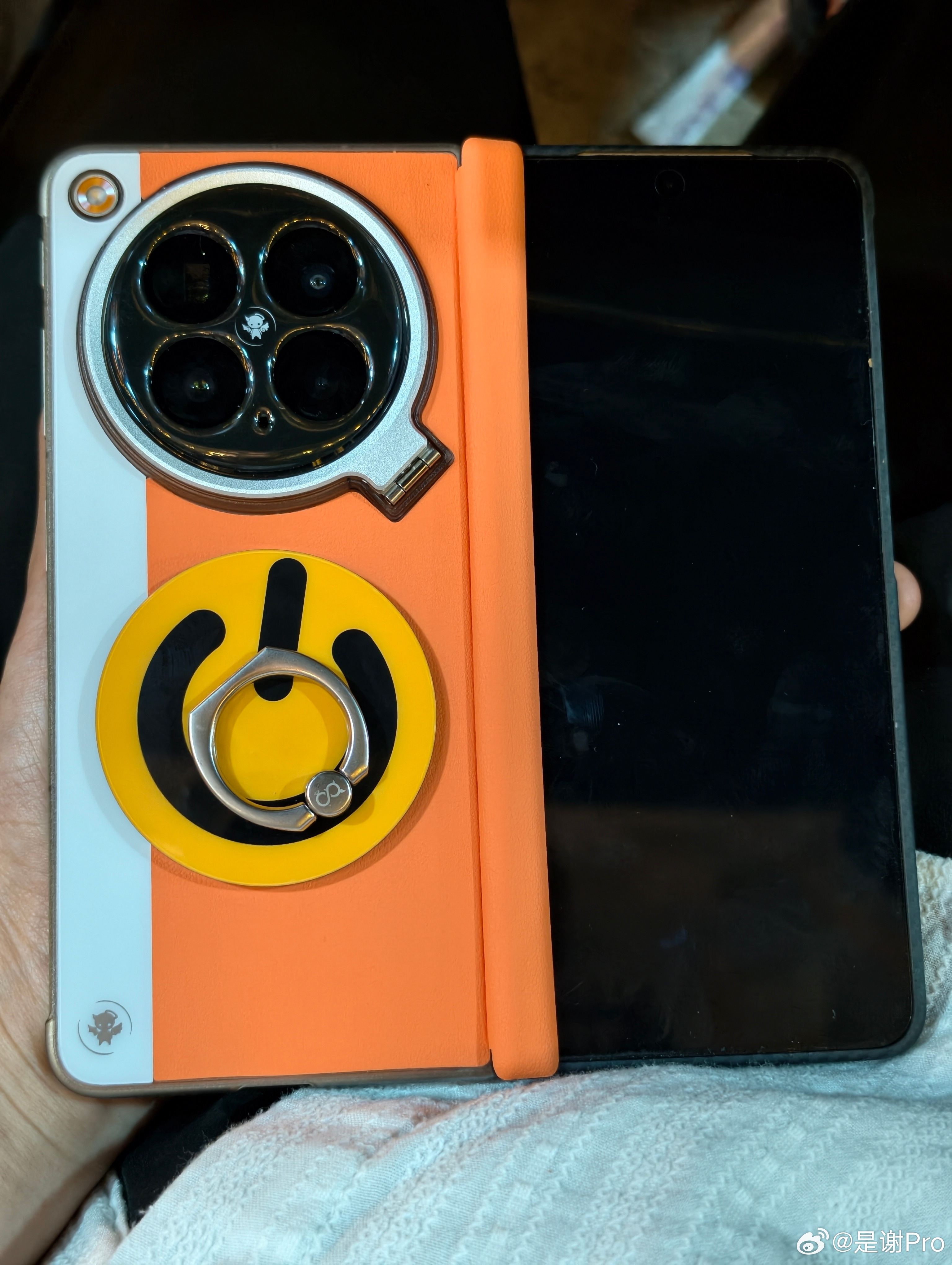 趣装备OPPO Find N6手机壳好酷😎  这个颜色很靓丽 就适合我这种靓女