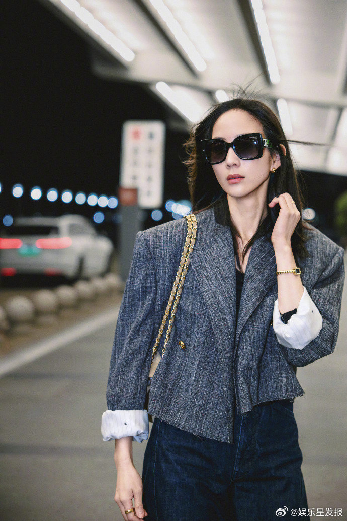 张钧甯去巴黎带了半行李箱泡面 看到行李箱里装的“必带”居然是半箱泡面，真的是又离