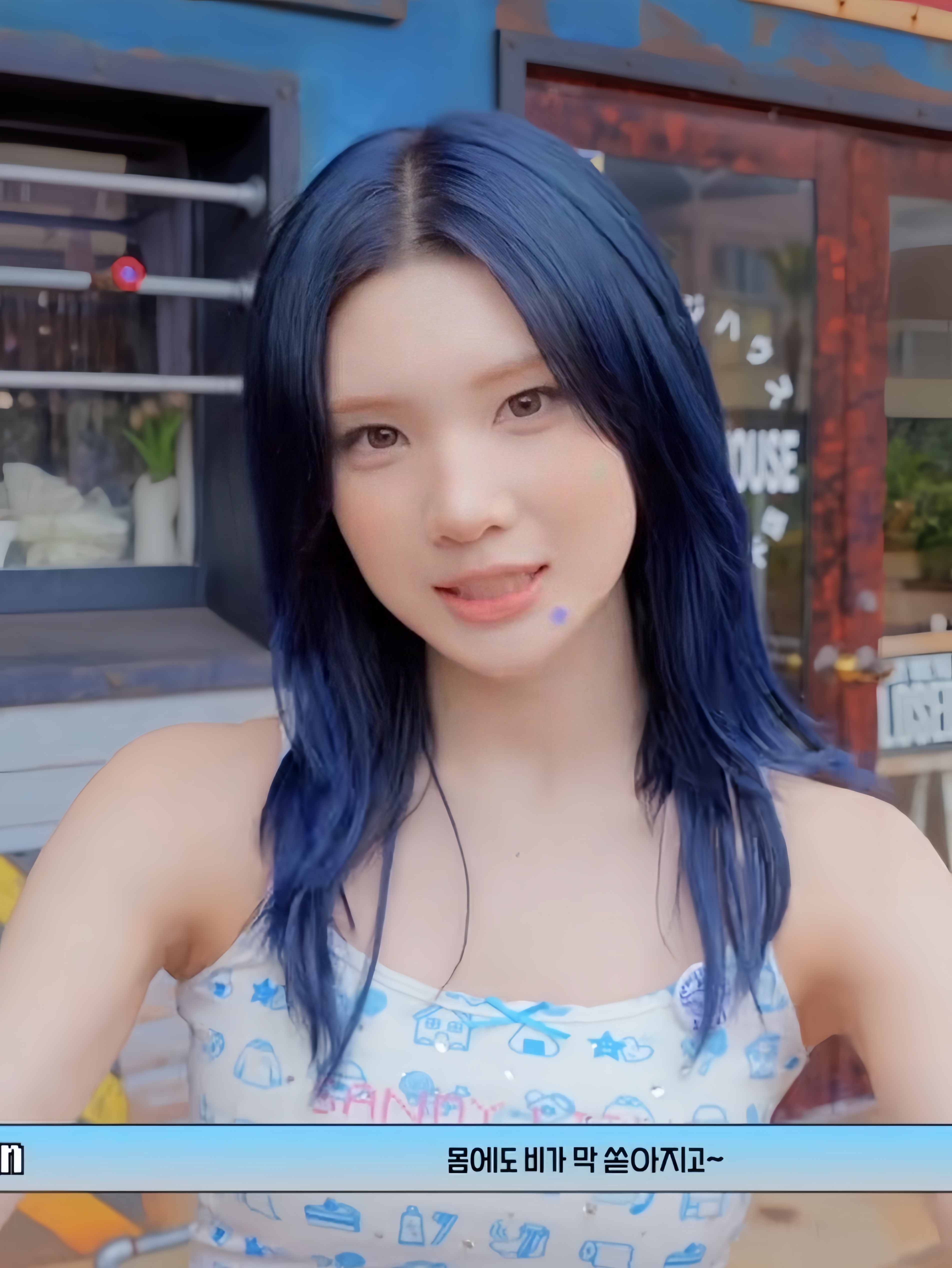 拍摄回归的这几天应该是头发最蓝的一段时间了 每一套都好养眼呀我的猪 