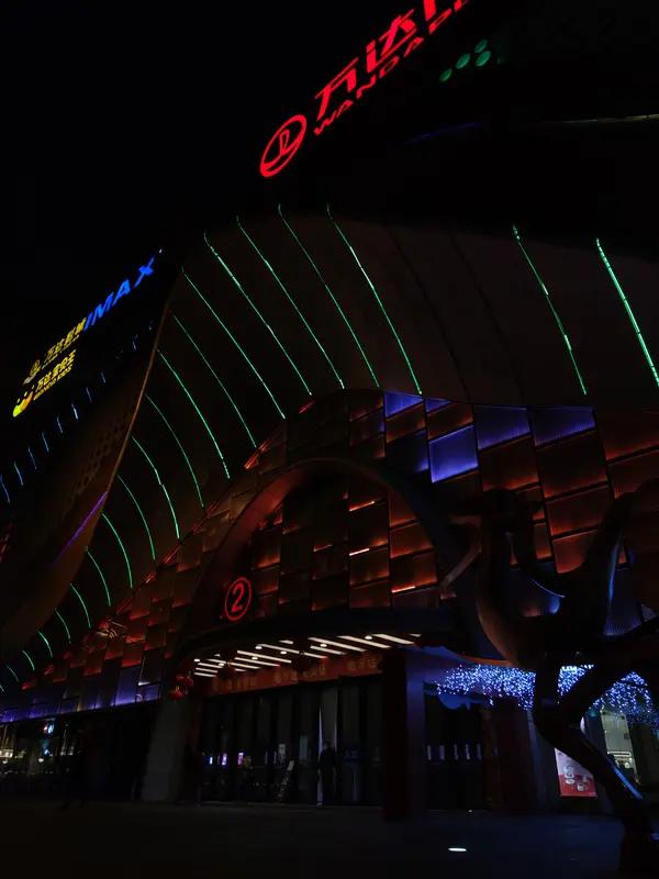 我有个朋友，24块买的票，好不容易涨到26，他想着：再等等，万一涨到30呢？结果