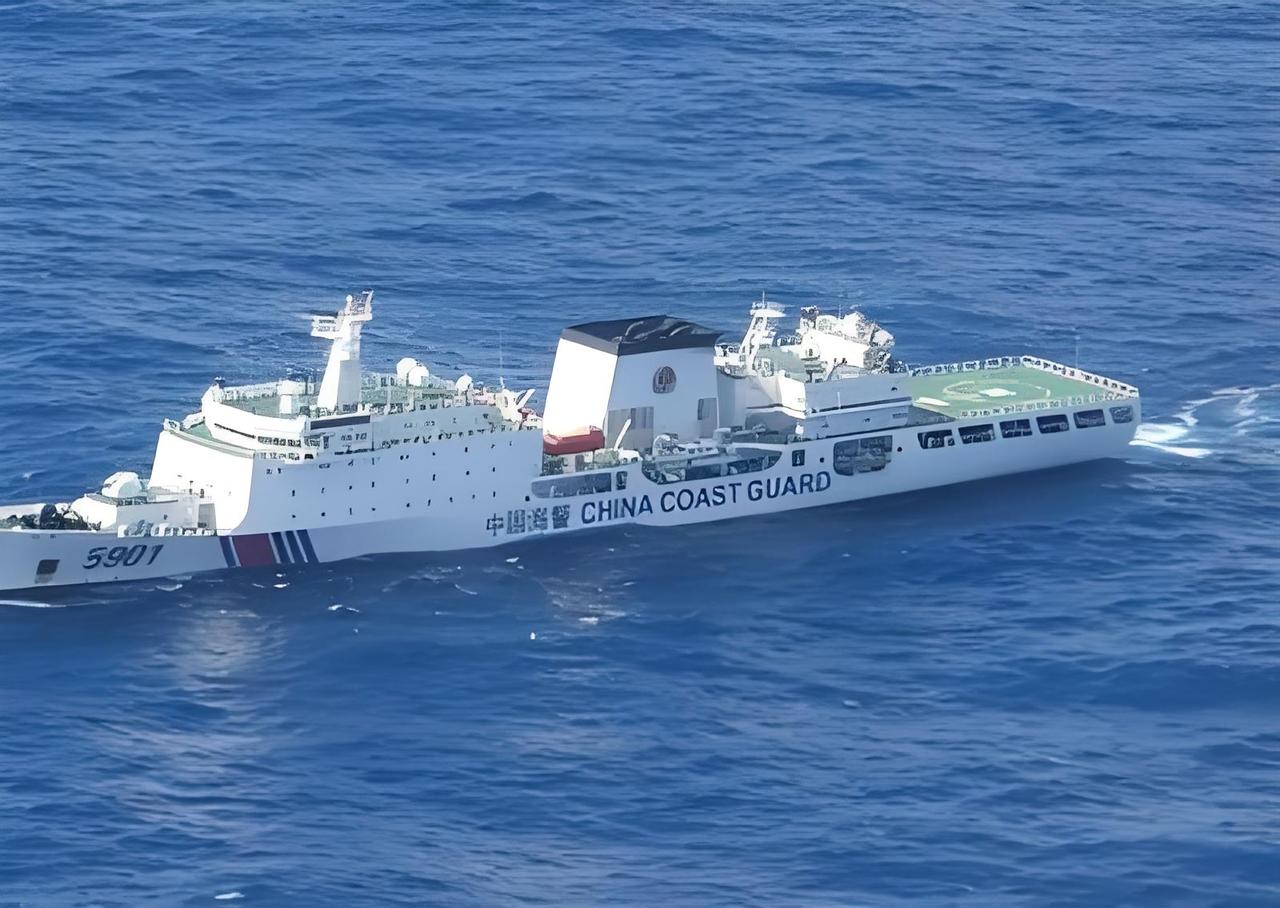 5月3日，南海铁线礁，中国海警出手了！

菲方5人无视警告，非法登礁还搞破坏、丢